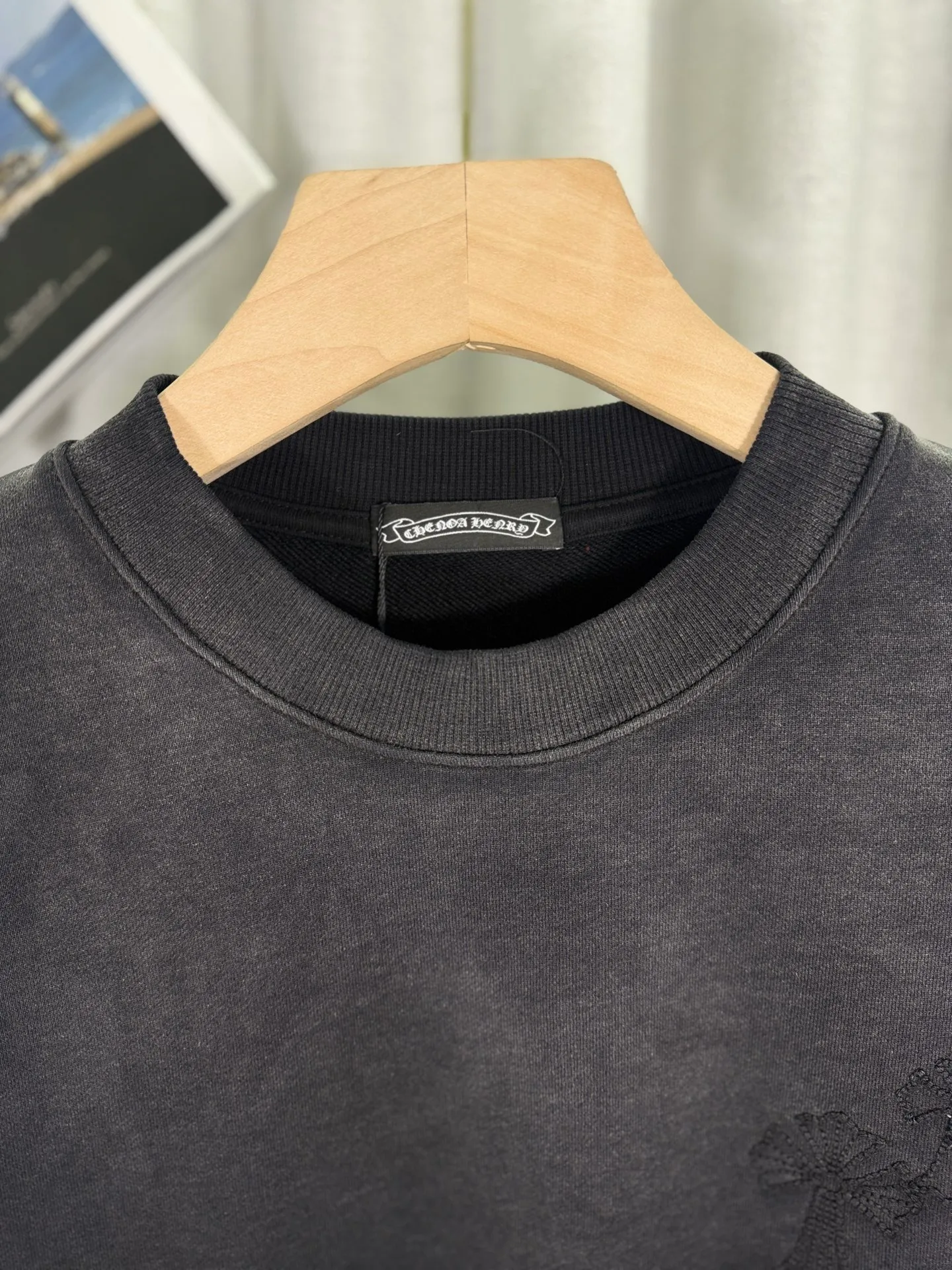 P260 top version, real shot without P, ​​different from market currency) 𝗖𝗵𝗿𝗼𝗺𝗲 𝗛𝗲𝗮𝗿𝘁𝘀/Cro Heart 2025 washed patch embroidery autumn and winter new original single counter American laser burnt 3D three-dimensional color embroidered couple casual sweatshirt 👑The highest version! Customized fabric 430g tripe terry fabric! American acid-washed and distressed original fabric laser burnt ✟appliqué embroidery and exquisite embroidery of letters! The best-selling model in the counter, very comfortable to wear. Accessories: original molded and authenticated collar label➕100% silk wash label. Genuine purchase-grade original hangtag➕matching hanging rope➕3D hanging beads➕original packaging bag. Craftsmanship: The original version has consistent wiring! The highest version of the armhole matching technique! Color: Red Black Size: S M L XL Style No.: 9309